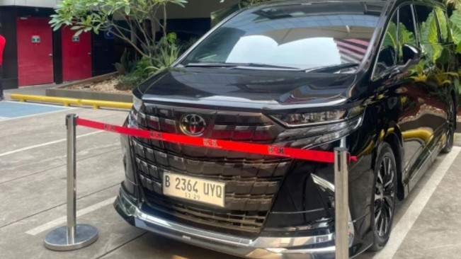 Toyota Alphard Hybrid 2024 yang sebelumnya disita KPK dalam penggeledahan rumah dinas eks Wamenaker Immanuel Ebenezer. [Ist]